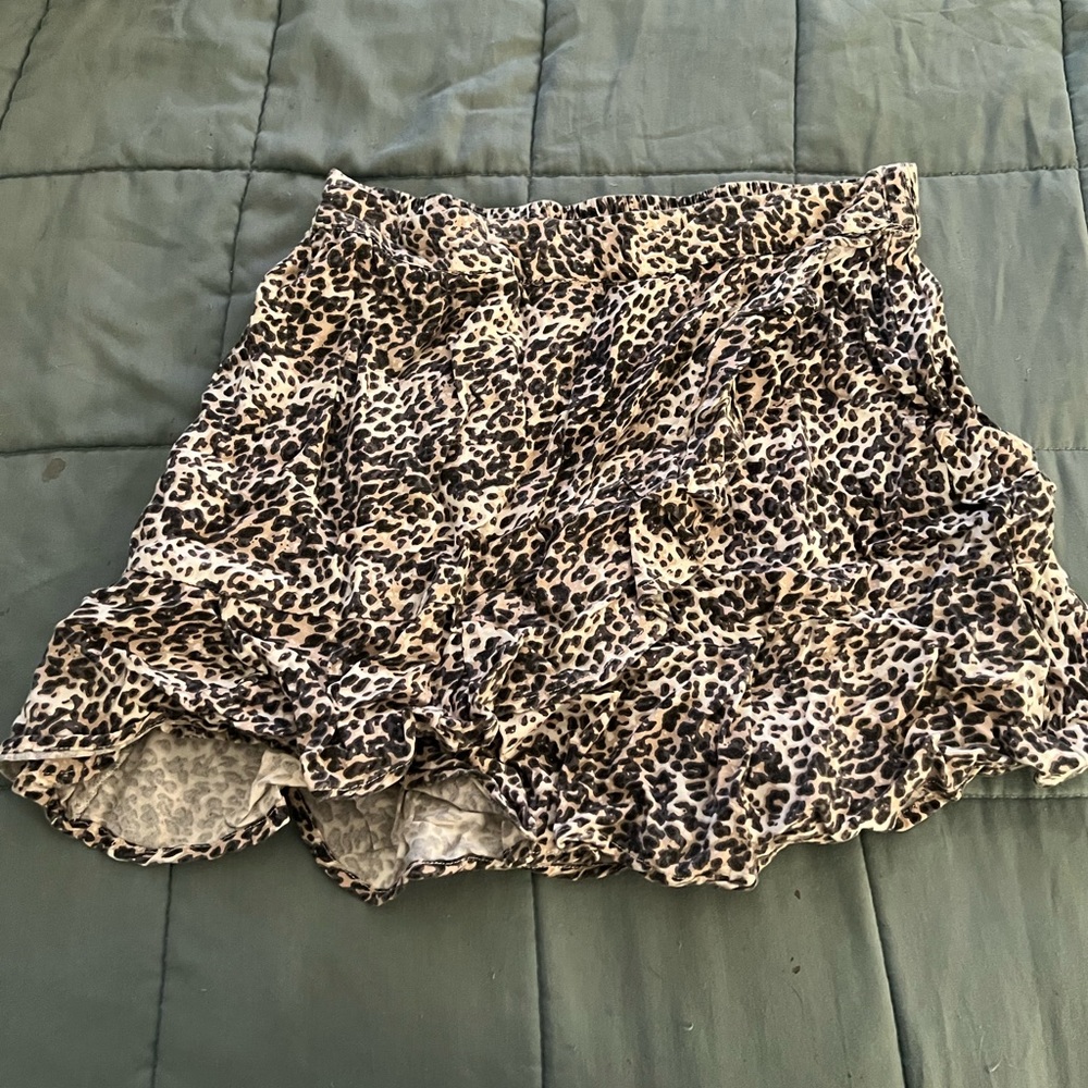 Cheetah print skirt! Size medium, but would fit a small better.